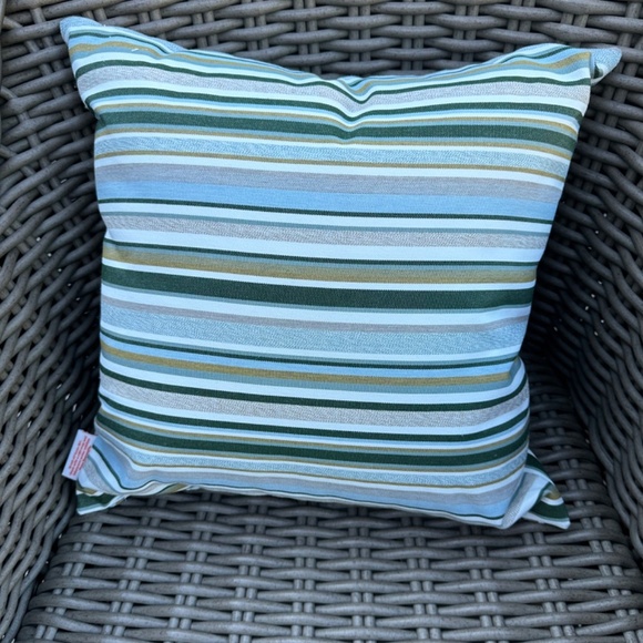 Set of Two Pillows - Picture 4 of 4